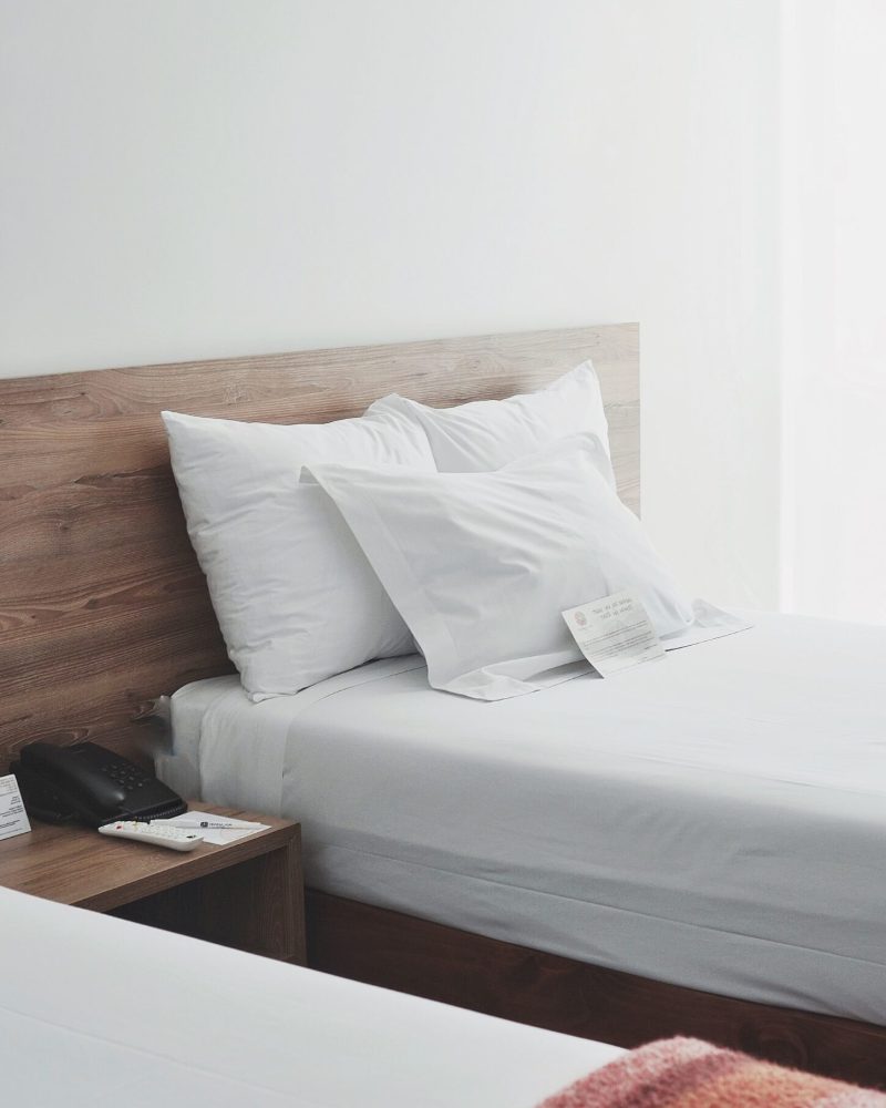 SKAB ET TRYGT MILJØ PÅ HOTELLER OG KONFERENCECENTRE

Der samles mange mennesker på hoteller og i konferencecentre. Og jo flere mennesker der bruger en facilitet, jo vigtigere er det at man har fokus på at hygiejnen. Overflader og touch-points, som f.eks. dørhåndtag, disken i receptionen / baren, borde, stole, touch-skærme, computere, gelændre, vandhaner, toiletter, garderobe, mm. er særligt udsatte områder i forhold til overførsel af skadelige mikrober. De er ofte potentielle kilder til overførsel af bakterier og vira imellem gæsterne og blandt personalet.
Behovet for at rengøre og desinficere har aldrig været større end i dag, hvor vi kæmper modvira og multiresistente bakterier.

Endvidere kæmper mange hoteller med skimmel på badeværelser og lugtgener generelt på værelset.
Vi kan hjælpe jer med at finde løsninger på hygiejne- og skimmelproblematikker.
Kontakt os på 51814258 eller kf@puretech.flash.marketing
Sammen med jer finder vores rådgivere den optimale hygiejne- og skimmelløsning til jeres hotel eller konferencecenter.