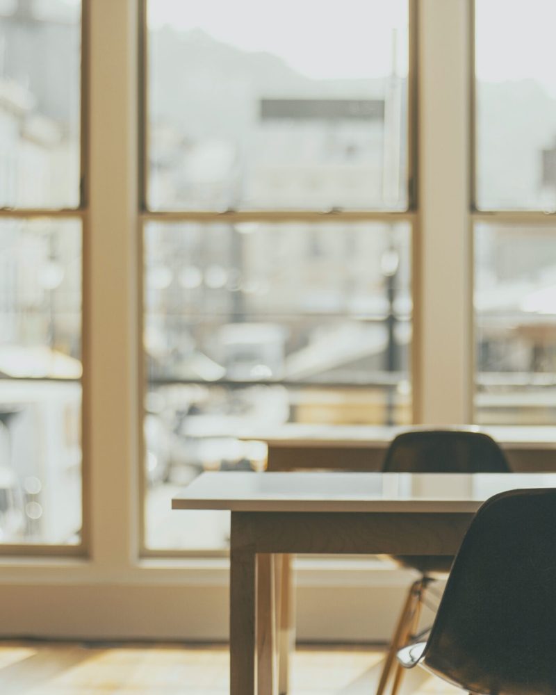 SKAB ET TRYGT MILJØ PÅ ARBEJDSPLADSEN

Behovet for at rengøre og desinficere har aldrig været større end i dag, hvor vi kæmper mod vira og multiresistente bakterier.

Kontormiljøer med mange overflader og touch-points, som fx på skriveborde, touch-skærme, tastaturer, dørhåndtag, kantine-borde / stole mm. er særligt udsatte områder i forhold til overførsel af skadelige mikrober. De er ofte potentielle kilder til overførsel af bakterier og vira mellem mennesker. 
Endvidere kæmper mange kontormiljøer med dårligt indeklima og lugtgener, der ofte kommer fra skimmel eller støv – Gener, der påvirker medarbejdernes trivsel og velbefindende.
Vi kan hjælpe jer med at finde løsninger på hygiejne og skimmelproblematikker.
Kontakt os på 51814258 eller kf@puretech.flash.marketing
Sammen med jer finder vores rådgivere den optimale hygiejneløsning til jeres virksomhed.