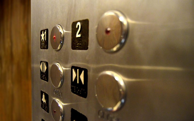 ELEVATORER OG BYGGERIER
Skimmel- og bakterievækst er et problem i mange elevatorskakte og ofte er det en meget kompliceret opgave at få skimlen elimineret.
På bl.a. hospitaler og fødevarer-virksomheder kan en bakterie- eller skimmelinficeret elevatorskakt være kilde til at flere af etagerne i bygningen bliver inficeret med skimmel eller bakterier, fordi de bliver ”blæst” rundt og ud i bygningen når elevatoren bruges.
Vi har rigtig gode resultater med at behandle elevatorer (inden i) og selve elevatorskakten. Vi behandler områderne med en belægning, der eliminerer både skimmel og bakterier i en peirode på mellem 10 – 16 måneder, afhængig af miljøet. Behandlingen påføres med en elektrostatisk spraygun. Efter behandlingen er overfladen i stand til at eliminere både bakterier, virus og skimmel – behandlingen virker konstant, dvs. man opnår det resultat at det totale kimtal bliver holdt konstant meget lavt eller helt elimineret.